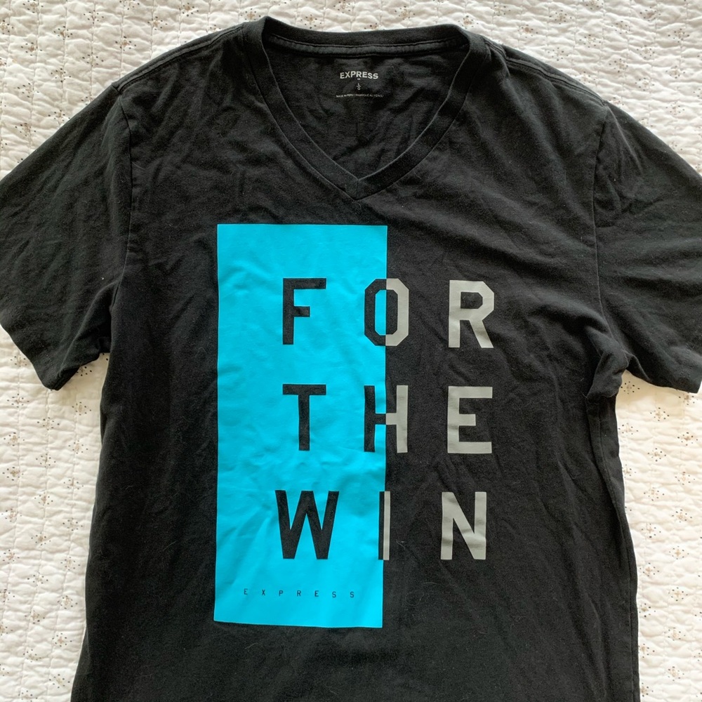 MEN’S EXPRESS “FOR THE WIN” GRAPHIC TEE